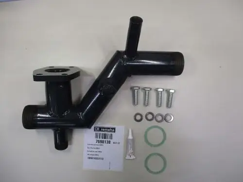 Vorlaufrohr von Remeha mit mehreren Anschlussmöglichkeiten. Dazu sind Schrauben, Unterlegscheiben, Dichtungen und eine Tube Dichtmasse abgebildet.